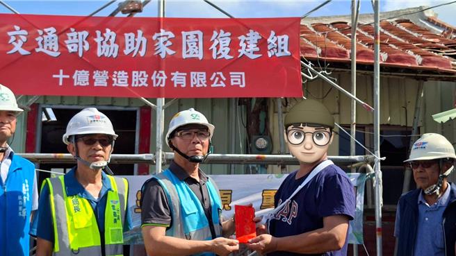 厂商致赠慰问金给住户关怀慰问。（公路局提供／蔡明亘台北传真）