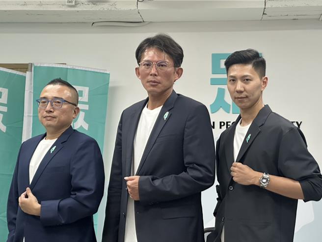 身兼民眾黨立委的黨主席黃國昌（中）6日正式表態，對於「兩年條款」部分，他會執行前黨主席柯文哲的意志與決定，意指支持維持「兩年條款」即明年請辭立委。（袁茵攝）