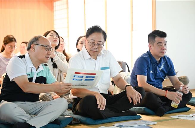 張善政與市府副秘書長金志聿、文化局局長邱正生討論借鏡瀨戶內國際藝術祭成功模式議題，並加強桃園地景藝術節的國際對話與合作。(桃市府提供)