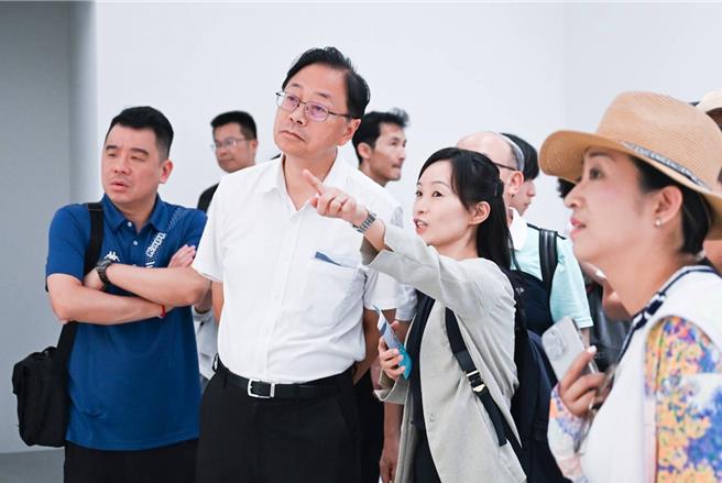 張善政率團參訪今年5月底剛開幕的直島新美術館，深入考察當代藝術與島嶼自然地景、人文脈絡的對話。(桃市府提供)