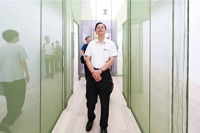 張善政於直島新美術館欣賞館內大型裝置藝術作品。(桃市府提供)