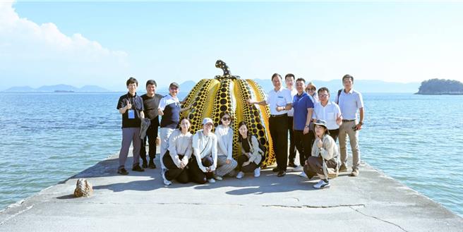 市府參訪團參觀草間彌生位於直島的知名作品《黃南瓜》。(桃市府提供)