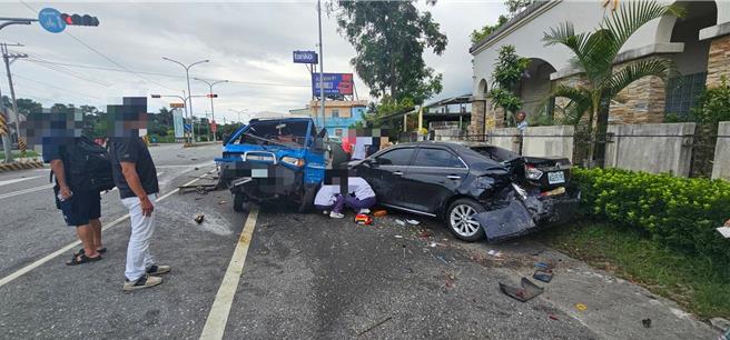 台9线180公里处秀林乡加湾段今天下午发生严重事故，1人失去呼吸心跳紧急送医抢救，2人轻伤，警方及消防人员到场处理。（民眾提供）