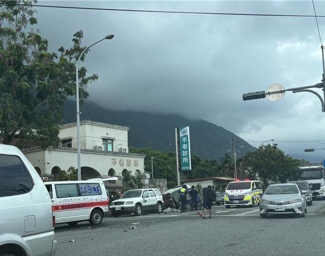 台9线180公里处秀林乡加湾段下午发生严重事故，1人失去呼吸心跳紧急送医抢救，2人轻伤，警方及消防人员到场处理。图／民眾提供