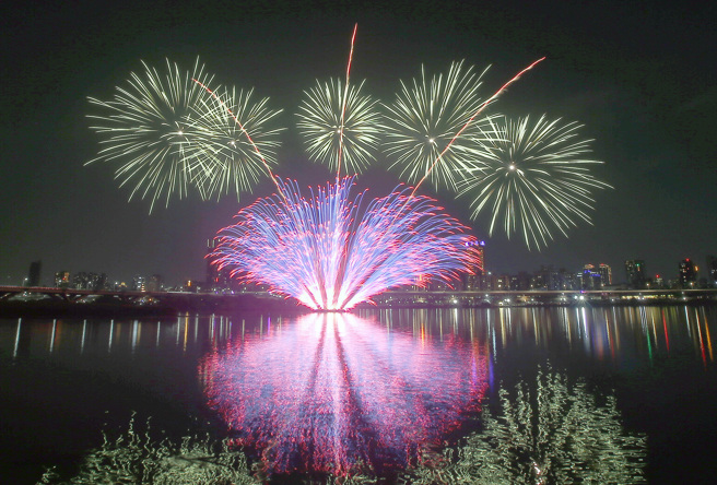 「2025大稻埕夏日節」6日登場，絢麗的煙火在夜空中綻放，讓觀賞民眾驚呼連連。（范揚光攝）