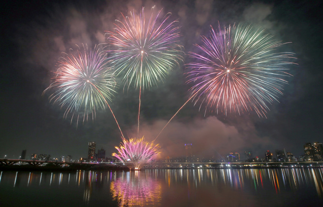 「2025大稻埕夏日節」6日登場，絢麗的煙火在夜空中綻放，讓觀賞民眾驚呼連連。（范揚光攝）