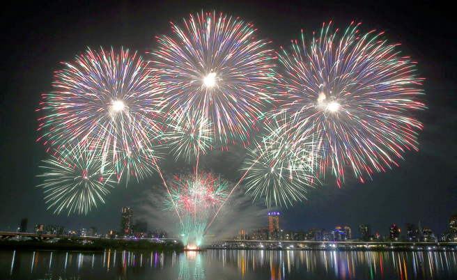 「2025大稻埕夏日節」6日登場，絢麗的煙火在夜空中綻放，讓觀賞民眾驚呼連連。（范揚光攝）