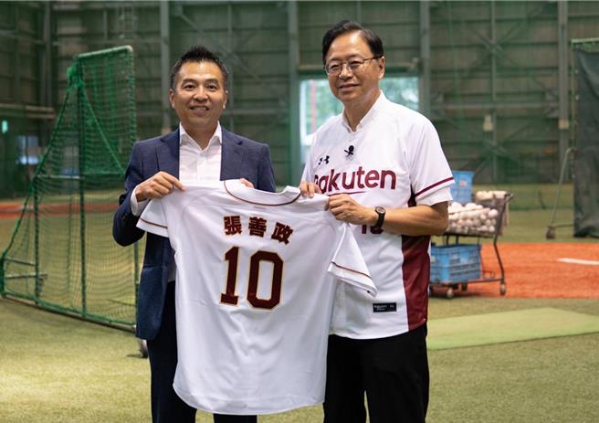 東北樂天金鷲社長森井誠之致贈張善政樂天金鷲10號球衣。(市府提供)