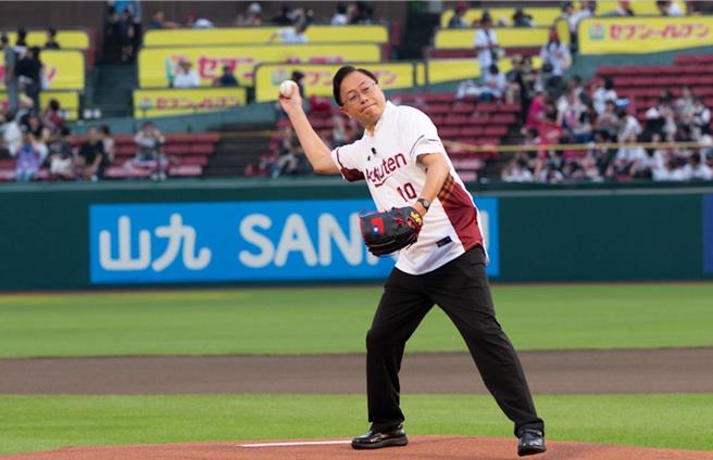 張善政受邀至日本東北樂天金鷲棒球隊主場參加賽事開球儀式，擔任開球嘉賓。(市府提供)