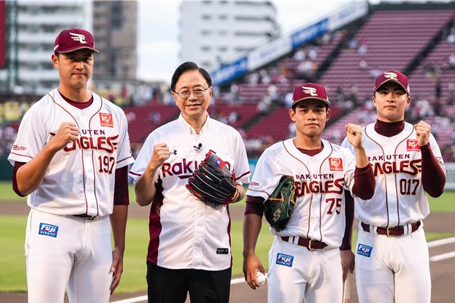 張善政與3 東北樂天金鷲臺籍選手陽柏翔、王彥程及蕭齊合影。(市府提供)
