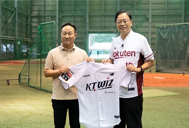 韓國KT巫師（KT Wiz）副領隊 Donghoon Kye致贈張善政KT Wiz球衣。(市府提供)