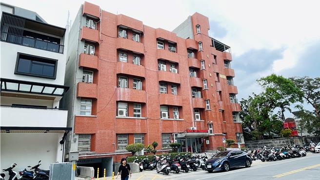 台东县卫生局副局长锺明霞担任医政科长期间，多次不实核销活动经费，台东地方法院依偽造文书罪判处有期徒刑2年、缓刑5年，并应向公库支付30万元。（萧嘉蕙摄）