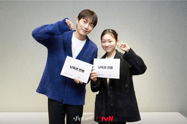 尹斗俊（左）與金瑟琪在《貓育權之戰》中飾演陷入婚姻危機的夫妻。（摘自tvN drama官方臉書）