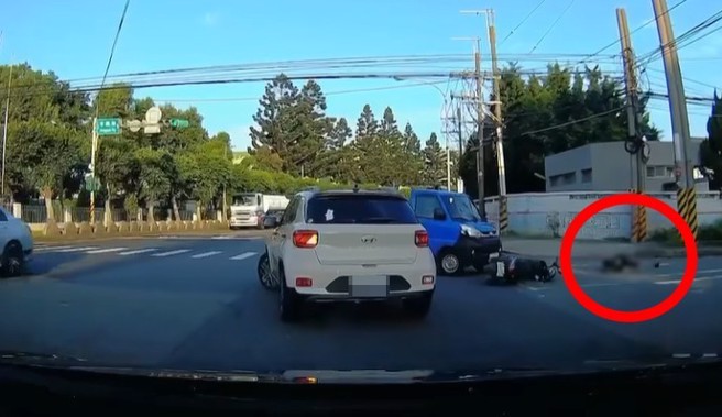 白髮老伯開小貨車切西瓜搶快左轉，導致騎士被迎面撞擊當場噴飛倒地不起。（翻攝八卦村）