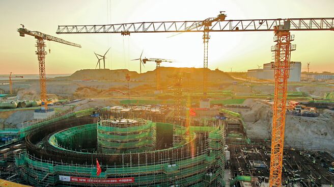 中俄合作徐大堡核电站3号机组施工作业现场。（新华社）