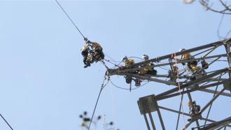 移工離奇掛「20F高電線亡」飄盪一夜  特搜隊搏命攀塔吊掛順利運屍