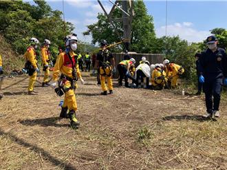 電塔離奇掛屍搶救畫面曝！特搜隊爬60公尺高電塔   驚險吊掛移工屍體