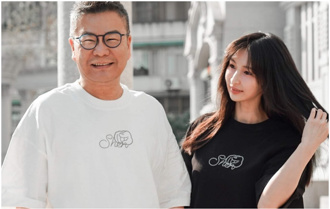 沈玉琳愛妻一早奔醫院！戴眼鏡神情憔悴 堅強伴夫抗癌