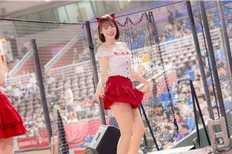 河智媛大巨蛋變身「砲哥」不過癮  公主抱啦啦隊女孩超得意