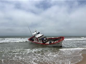 金門漁船擱淺尚義海堤      海巡艇馳援4船員平安獲救