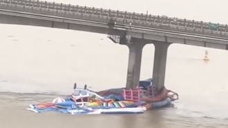 影》「开业3天」水上乐园被冲走   广东暴雨网痛心：人民币漂走了