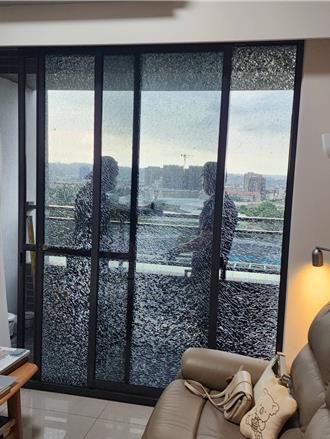 烏日區豪宅高樓層遭鋼珠射擊　4戶門窗蛛網碎裂