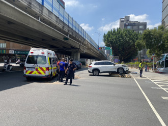 北市救護車路口遭擦撞　多元計程車閃不及「騎上庇護島」3傷