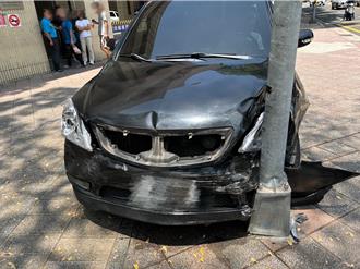 7旬翁赴化療突陷瘋狂  街頭上演碰碰車連撞3台