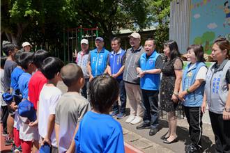 桃園市議長捐棒球裝備 助偏鄉學童球場圓夢