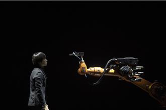 人機共舞《黃翊與庫卡》大阪首演 科技結合藝術探索情感邊界
