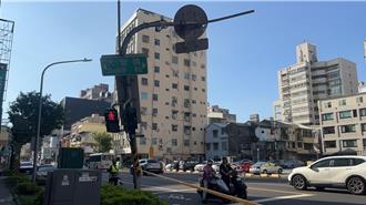 高雄鹽埕大貨車肇事！未收吊臂撞毀號誌　駕駛恐面臨罰鍰