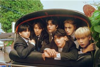 Ozone写真书帅气正装造型曝光！暴雨中挤嘟嘟车：全身溼黏