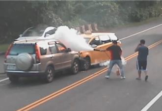 宜蘭濱海公路2車對撞起火　民眾衝出幫撲滅！釀2人傷