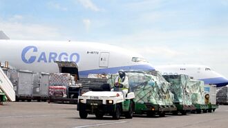 关税上路最后一周 飞美掀抢舱 空运价格飙