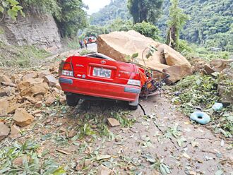 苗栗清安村巨石砸车 2人丧命