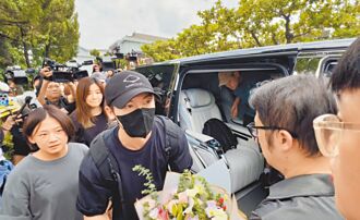 許光漢退伍 韓粉飛南投接駕