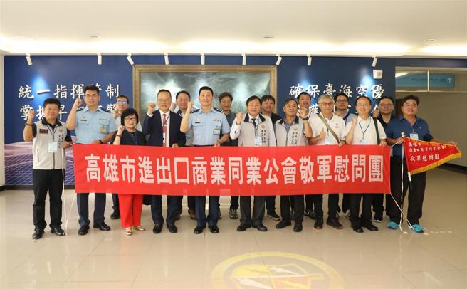 高雄市进出口商业同业公会理事长谢庆堂昨日率团前往空作部敬军慰问。（军友社提供）