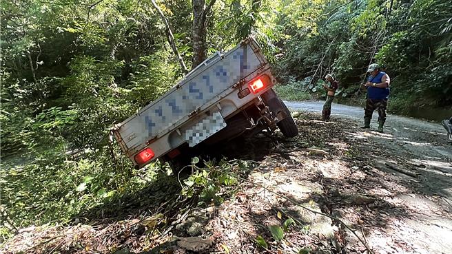 小货车悬挂在山谷边坡，情况危急。（萧嘉蕙摄）