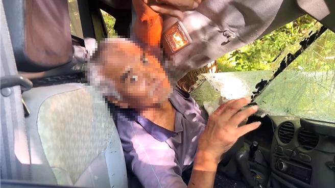 小货车驾驶受困车内，全身多处擦挫伤，所幸意识清楚，无生命危险。（萧嘉蕙摄）