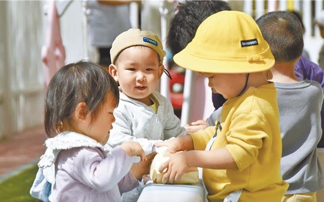 免保育教育費政策，今年秋季學期有望惠及約1200萬人、減少家庭支出約200億元人民幣。（新華社）