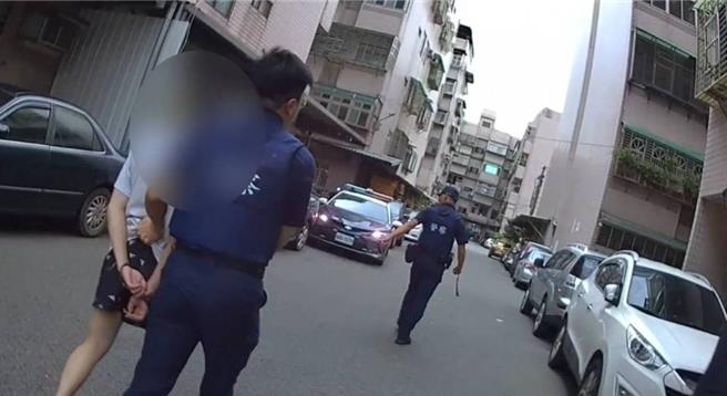 蘆竹警分局於8月5日13時許在桃園市龜山區南上路一帶，當場查獲擔任車手提領工作的24歲氾姓與黎姓越南籍男子。（蘆竹警分局提供）