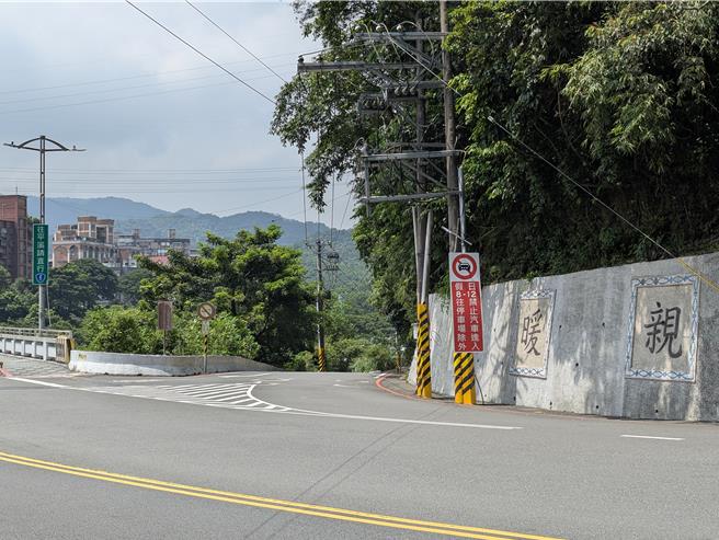 基隆市政府将自9日起，试办假日期间暖暖水源桥头禁止右转接水源路措施，避免途经车辆造成在地道路壅塞，甚至引发交通事故。（张志康摄）