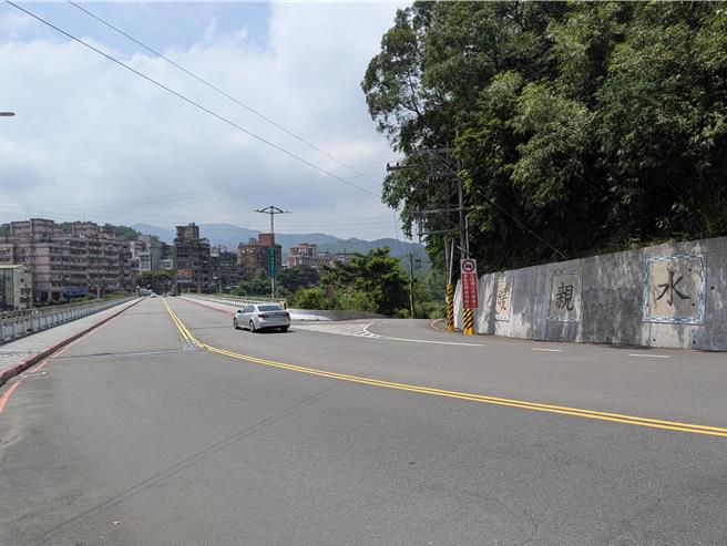 基隆市政府将自9日起，试办假日期间暖暖水源桥头禁止右转接水源路措施，避免途经车辆造成在地道路壅塞，甚至引发交通事故。（张志康摄）