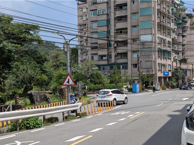 车辆若依导航行驶，还得在行经狭窄的双龙桥后，于图中白车处，向右迴转接暖暖街才能衔接基福公路，但该处的暖暖街道路也很窄，势必影响暖暖街双向车流。（张志康摄）