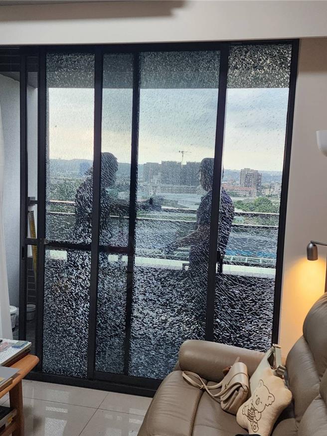 被害住户的落地窗玻璃呈蜘蛛网状碎裂。（民眾提供／宝智华台中传真）