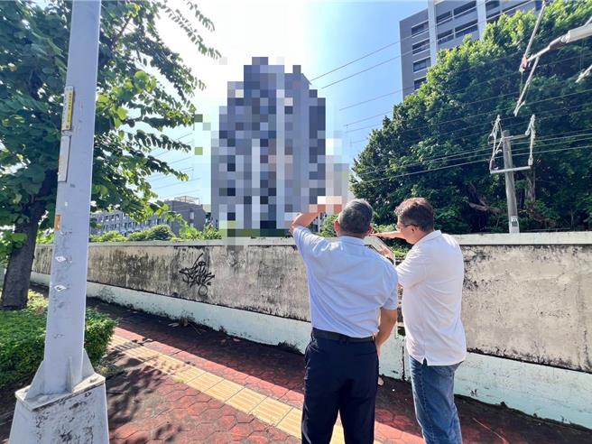 分乌日警分局长刘云鹏（左）亲率侦查队长林宏霖（右）到大楼附近勘查。（民眾提供／宝智华台中传真）