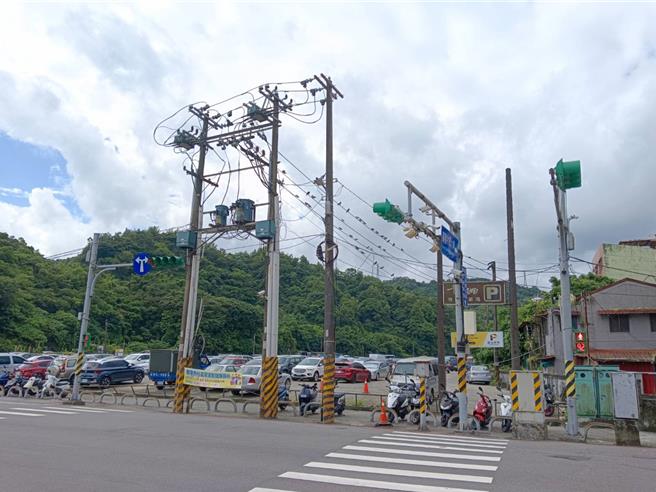 市議員認為，東明路、旺牛橋頭短短50公尺的路段，就有6根電線桿，不僅過於集中，也有礙市容觀瞻。（張志康攝）