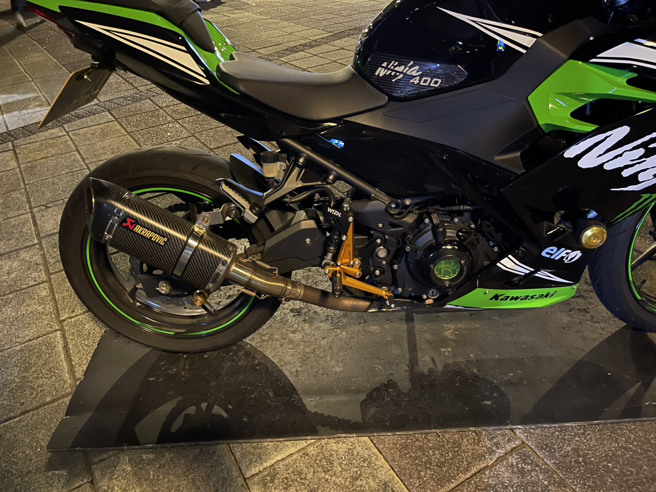 龙安派出所员警拦下一辆要价近百万的SUZUKI重型机车，一测竟高达100分贝，超标6分贝，加上车主无照驾驶、排气管未登记，一口气喷飞1万元罚锾。（图警方提供／简铭柱翻摄）