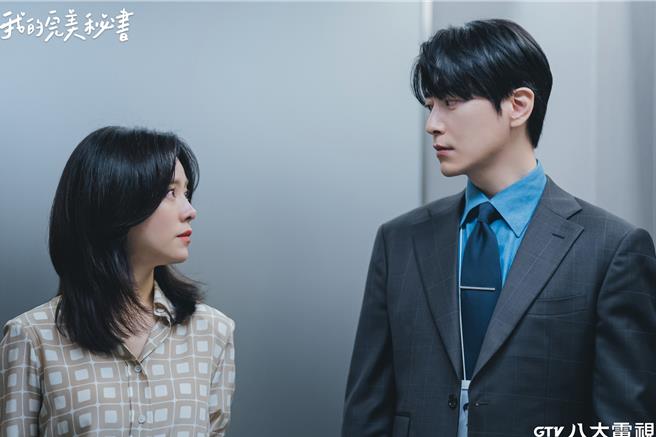 韓志旼（左）和李浚赫在《我的完美秘書》中的造型相當完美。（八大提供）
