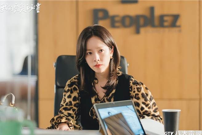 韓志旼飾演獵人頭公司CEO，工作精明幹練，每次出場就是俐落套裝。（八大提供）